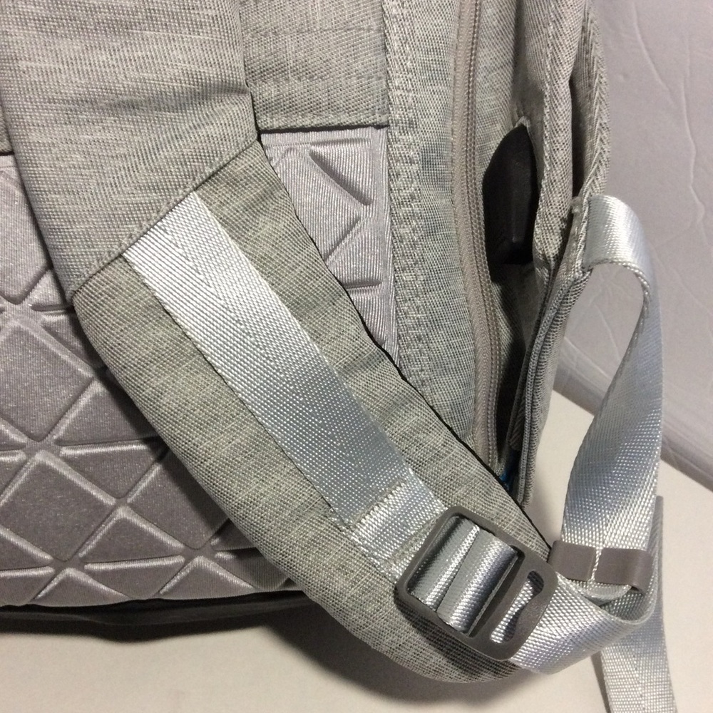 Backpack new/ - Picture 3 of 7
